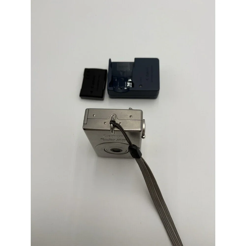 Canon PowerShot SD100 3.2 MP Digital ELPH Camera Powers On-No Memory Card
